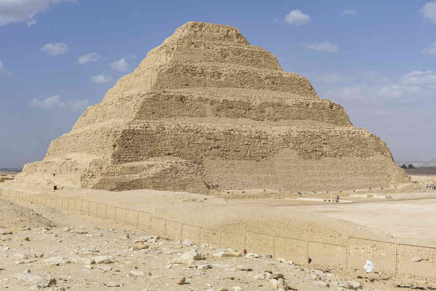 Egipto 247 - necrópolis de Sakkara - pirámide escalonada del Faraón Zoser.jpg